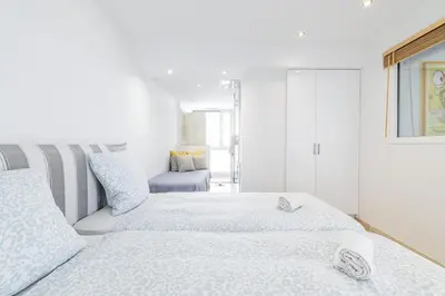 Un ou plusieurs lits dans un hébergement de l'établissement Skyline 2-bedroom flat with Epic Views - Roi Chevalier