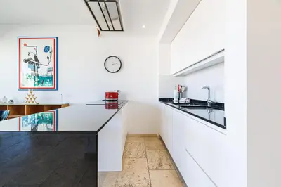 Cuisine ou kitchenette dans l'établissement Skyline 2-bedroom flat with Epic Views - Roi Chevalier