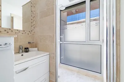 Salle de bains dans l'établissement Skyline 2-bedroom flat with Epic Views - Roi Chevalier