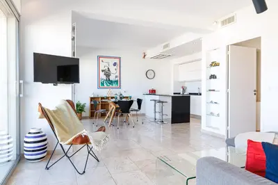 Télévision ou salle de divertissement dans l'établissement Skyline 2-bedroom flat with Epic Views - Roi Chevalier