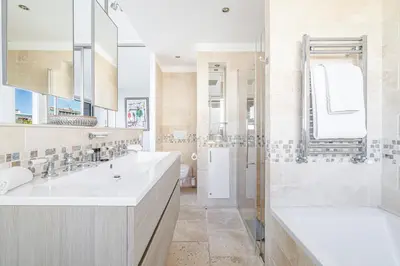Salle de bains dans l'établissement Skyline 2-bedroom flat with Epic Views - Roi Chevalier