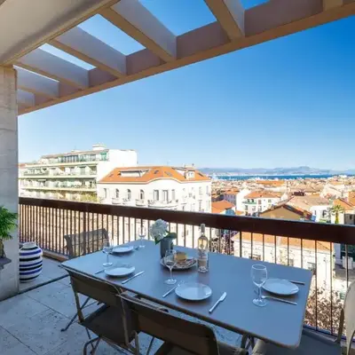 Skyline 2-bedroom flat with Epic Views - Roi Chevalier