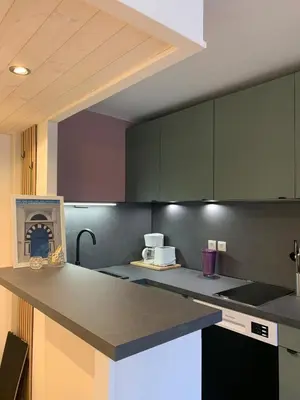 Cuisine ou kitchenette dans l'établissement Cocon plage avec piscine, à côté du port et plage de sable fin