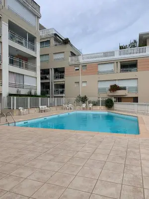Piscine de l'établissement Cocon plage avec piscine, à côté du port et plage de sable fin ou située à proximité