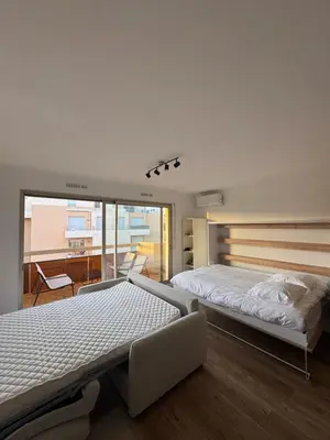 Un ou plusieurs lits dans un hébergement de l'établissement Fully renovated studio, steps from beach with a sunny terrace and free wifi