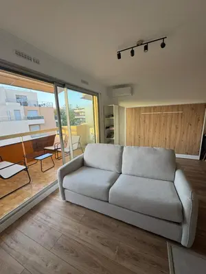 Coin salon dans l'établissement Fully renovated studio, steps from beach with a sunny terrace and free wifi
