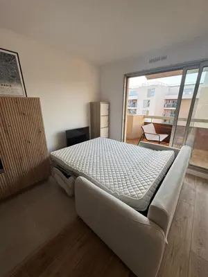 Un ou plusieurs lits dans un hébergement de l'établissement Fully renovated studio, steps from beach with a sunny terrace and free wifi