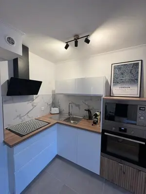 Cuisine ou kitchenette dans l'établissement Fully renovated studio, steps from beach with a sunny terrace and free wifi