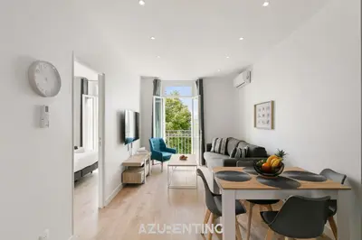 Télévision ou salle de divertissement dans l'établissement Azurenting - vue sur le port - beautiful stay 2