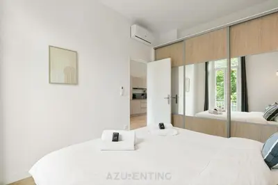 Un ou plusieurs lits dans un hébergement de l'établissement Azurenting - vue sur le port - amazing stay 1