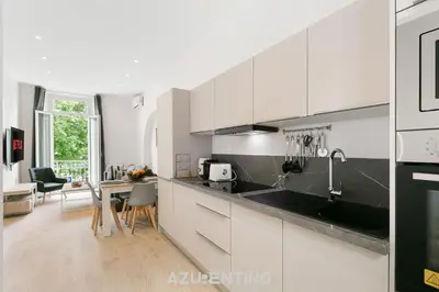 Cuisine ou kitchenette dans l'établissement Azurenting - vue sur le port - amazing stay 1