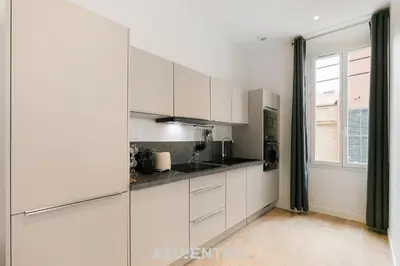 Cuisine ou kitchenette dans l'établissement Azurenting - vue sur le port - amazing stay 1