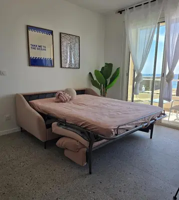 Un ou plusieurs lits dans un hébergement de l'établissement Deux pièces cosy, front de mer, terrasse et 2 SdB