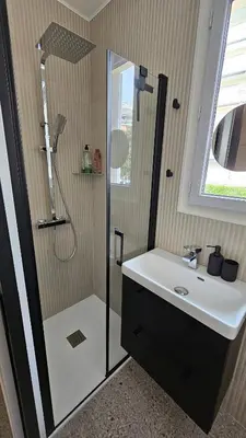 Salle de bains dans l'établissement Deux pièces cosy, front de mer, terrasse et 2 SdB