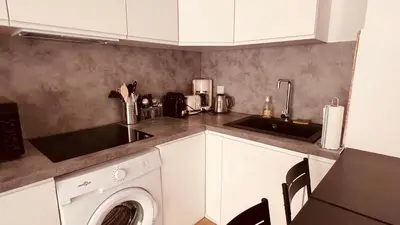 Cuisine ou kitchenette dans l'établissement Studio spacieux avec terrasse, à 150m de la plage