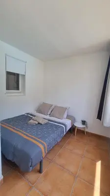 Un ou plusieurs lits dans un hébergement de l'établissement charmant appartement avec piscine