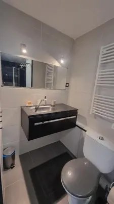 Salle de bains dans l'établissement charmant appartement avec piscine