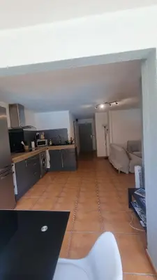 Cuisine ou kitchenette dans l'établissement charmant appartement avec piscine
