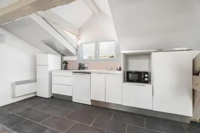 Cuisine ou kitchenette dans l'établissement Appartement Reyer - Welkeys