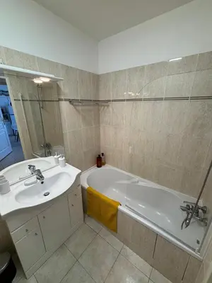 Salle de bains dans l'établissement Cosy 2 pieces avec piscine et parking