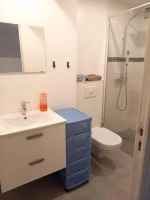 Salle de bains dans l'établissement T2 à côté de la plage