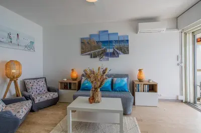 Coin salon dans l'établissement LE CHANTILLY AP4464 by RIVIERA HOLIDAY HOMES