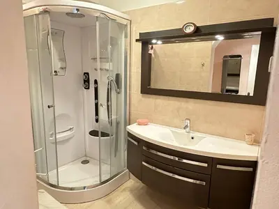 Salle de bains dans l'établissement Appartement spacieux avec terrasse vue port, parking inclus - FR-1-252A-133