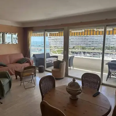Appartement spacieux avec terrasse vue port