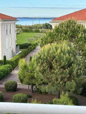 Jardin de l'établissement T2 dans résidence standing Juan Flore dernier étage avec terrasse vue mer