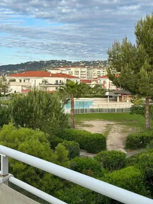 Piscine de l'établissement T2 dans résidence standing Juan Flore dernier étage avec terrasse vue mer ou située à proximité