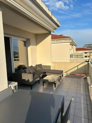 Balcon ou terrasse dans l'établissement T2 dans résidence standing Juan Flore dernier étage avec terrasse vue mer