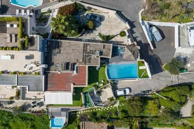 Piscine de l'établissement 06 Bl - Superb contemporary villa with sea view ou située à proximité