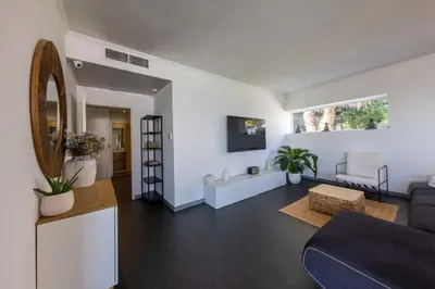 Télévision ou salle de divertissement dans l'établissement 06 Bl - Superb contemporary villa with sea view
