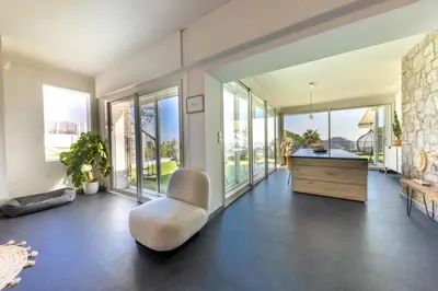 Coin salon dans l'établissement 06 Bl - Superb contemporary villa with sea view