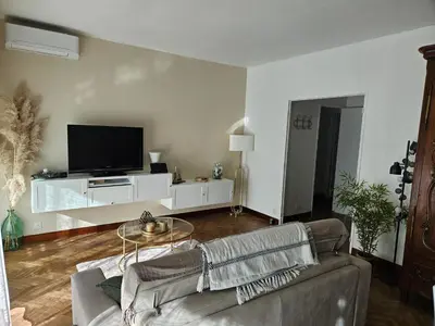 Télévision ou salle de divertissement dans l'établissement Antibes carré d'or 3P Albert 1er Le Gazan