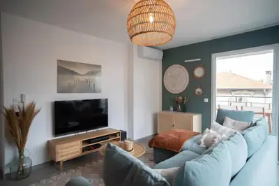 Télévision ou salle de divertissement dans l'établissement Apartment with mountain views in Antibes