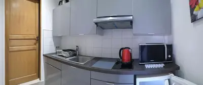 Cuisine ou kitchenette dans l'établissement Très grand studio meublé - Juan les Pins - Logt4