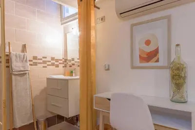 Salle de bains dans l'établissement LE MIMOSA mignon en plein centre-ville, emplacement parfait pour votre séjour