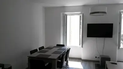 Télévision ou salle de divertissement dans l'établissement Safranier Townhouse