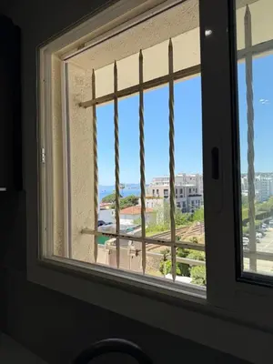 Vue générale sur la mer ou vue sur la mer prise depuis l'appartement