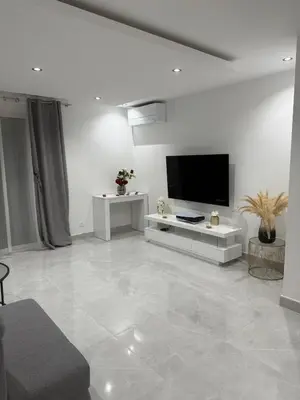 Télévision ou salle de divertissement dans l'établissement Le Prestigieux - plage