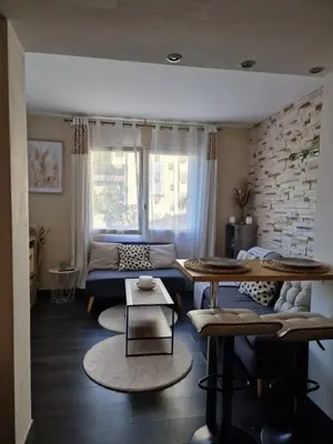 Coin salon dans l'établissement Bright apartment 10 minutes from Cannes