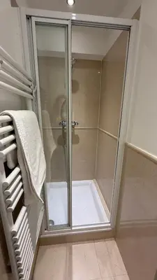 Salle de bains dans l'établissement Le Ducal