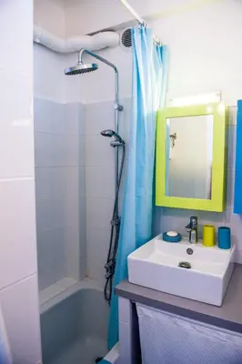 Salle de bains dans l'établissement 2P Front de mer Juan Les Pins Palais Juan