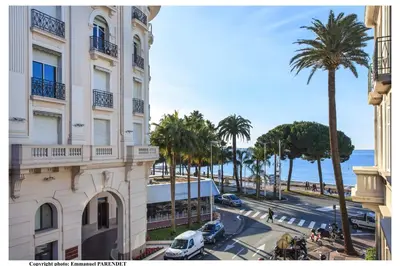 Vue générale sur la mer ou vue sur la mer prise depuis l'appartement