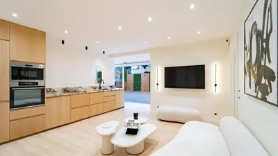 Cuisine ou kitchenette dans l'établissement 3BDR Cocoon in Cannes Martinez avec Jardin Privé & Design Contemporain à 3 min de la Croisette