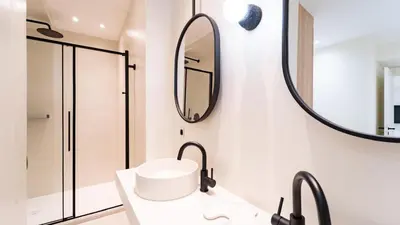 Salle de bains dans l'établissement 3BDR Cocoon in Cannes Martinez avec Jardin Privé & Design Contemporain à 3 min de la Croisette