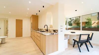 Cuisine ou kitchenette dans l'établissement 3BDR Cocoon in Cannes Martinez avec Jardin Privé & Design Contemporain à 3 min de la Croisette