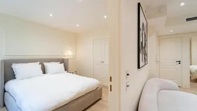Un ou plusieurs lits dans un hébergement de l'établissement 3BDR Cocoon in Cannes Martinez avec Jardin Privé & Design Contemporain à 3 min de la Croisette