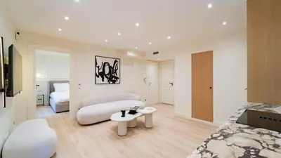 Un ou plusieurs lits dans un hébergement de l'établissement 3BDR Cocoon in Cannes Martinez avec Jardin Privé & Design Contemporain à 3 min de la Croisette